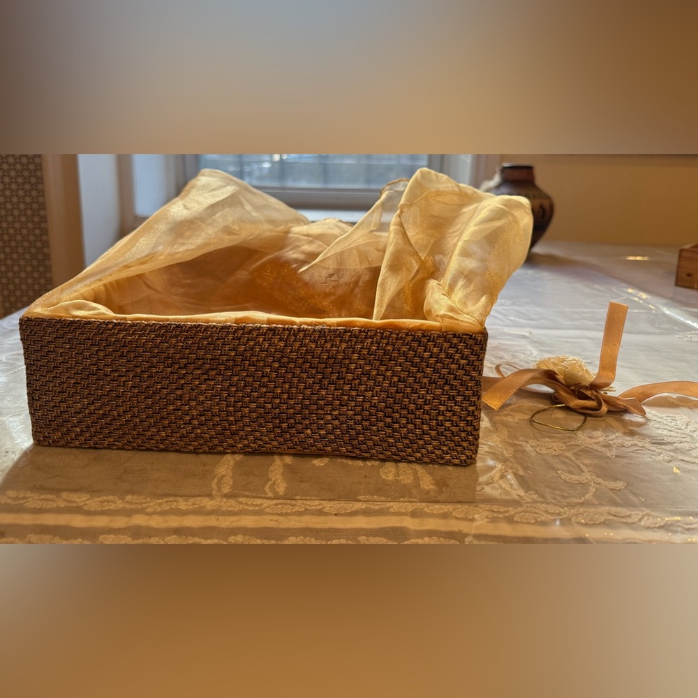 ❤️ New Elegant Box with Gold Sheer fabric cover with a Floral Accent - Picture 13 of 15
